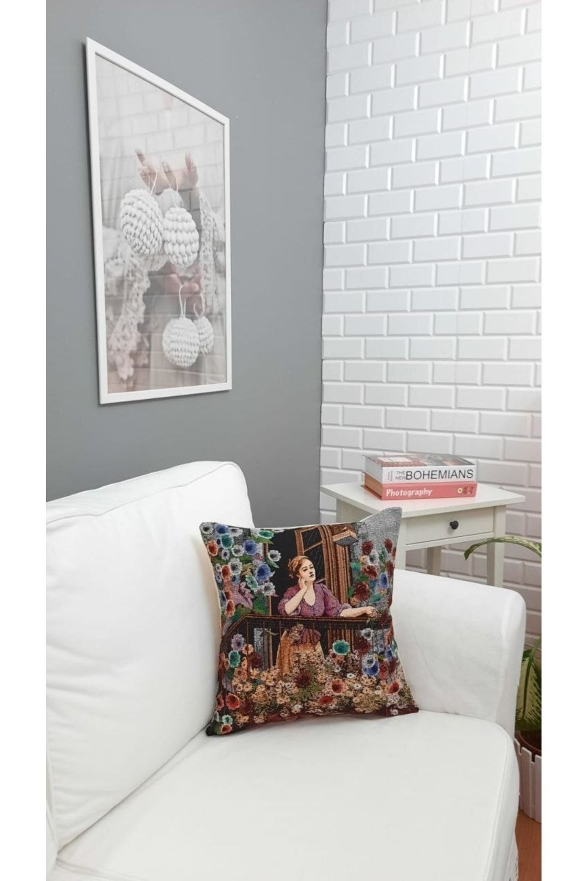 Goblen Balkondaki Kadın Desen Kırlent Kılıf