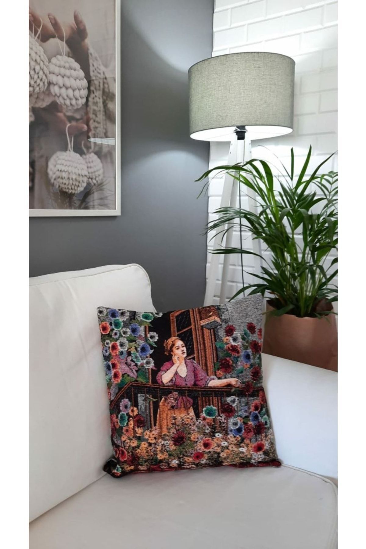 Goblen Balkondaki Kadın Desen Kırlent Kılıf