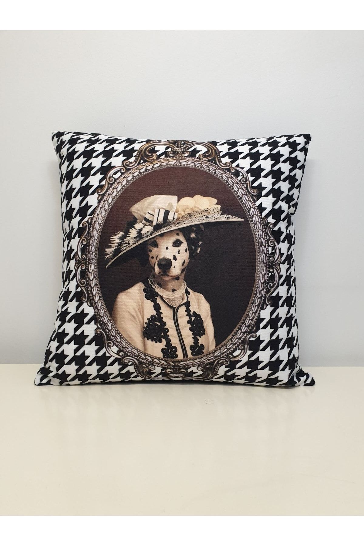 Kraliçe Köpek Kaz Ayağı Desen Kırlent Kılıfı