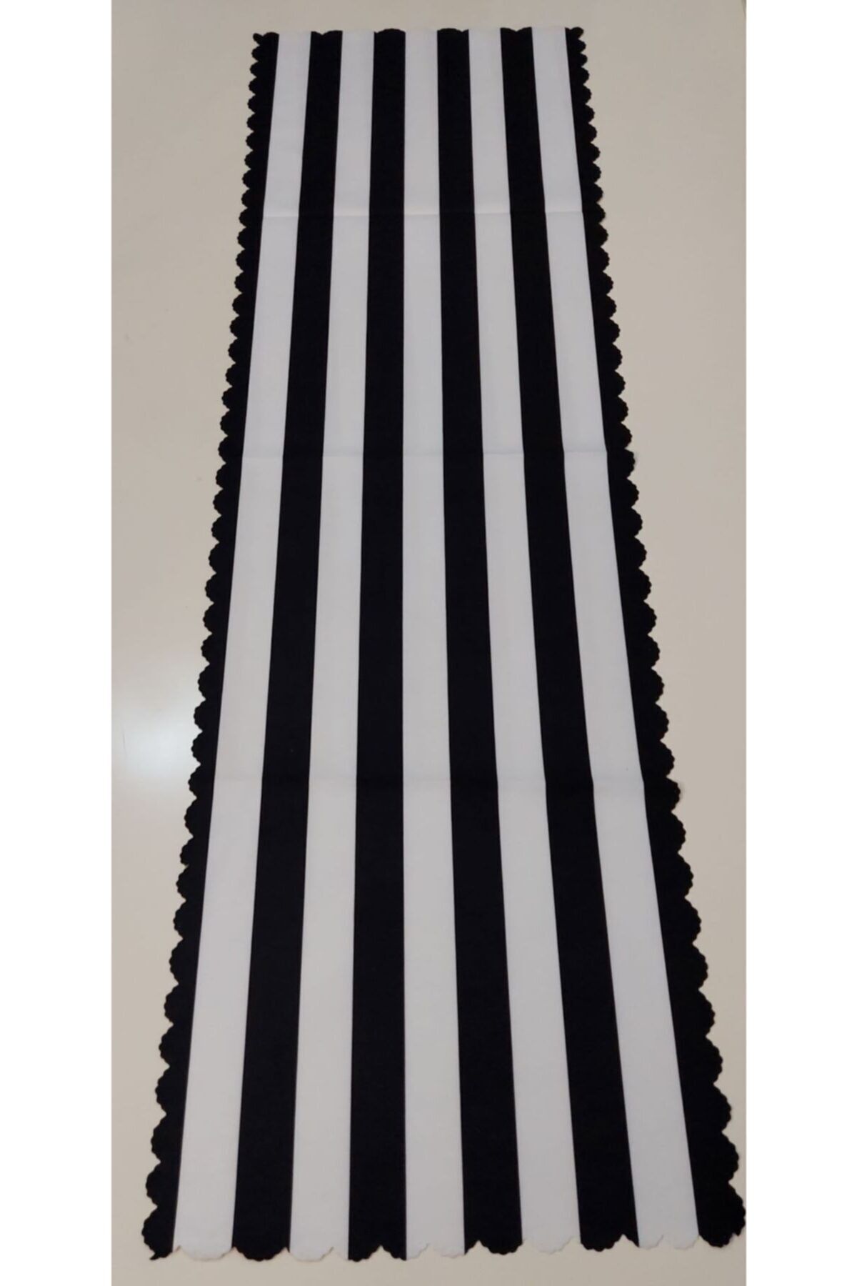 Siyah Beyaz Düz Çizgi Runner