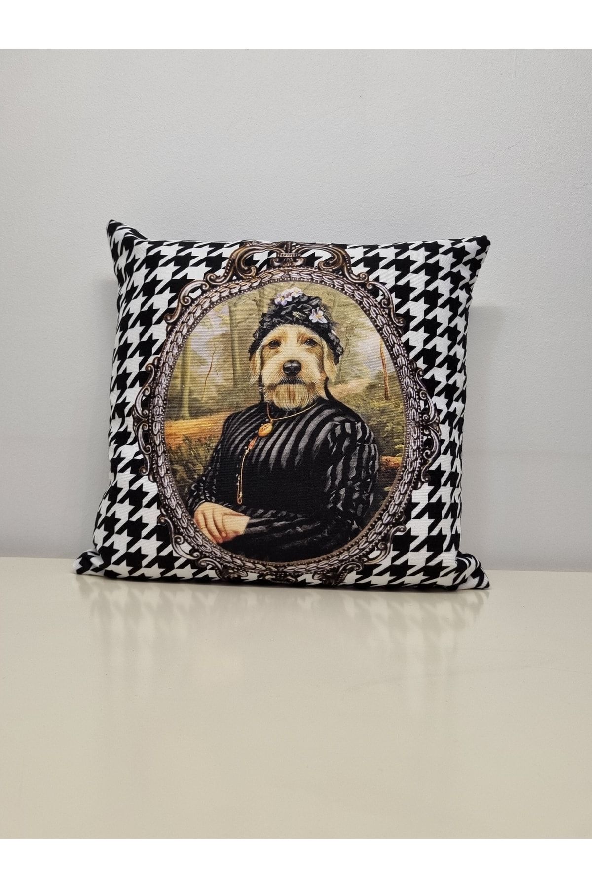Köpek Hanımefendi Kaz Ayağı Desen Kırlent Kılıfı